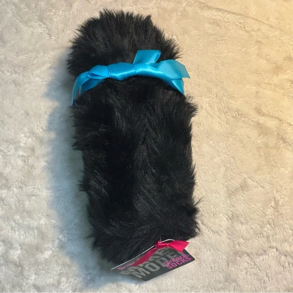 NWT Slipper Socks Make + Model Fuzzy Black Bow for Gifting Shoe Size 8.5 - 10